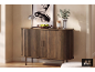 Houten dressoir met decoraties, lamp en schaal met groene appels.