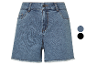 Lichtblauwe jeans shorts met franjes, verkrijgbaar in lichtblauw en zwart.