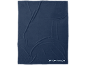 Marineblauwe fleece deken met zachte plooien en een wit logo in de rechterbenedenhoek.