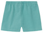 Een paar lichtblauwe shorts voor baby's.