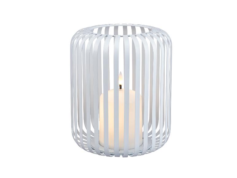 Een witte kaars in een metalen kandelaar