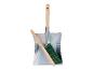Metal blik en bezem met houten handvatten.