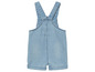 Een denim overall met brede schouderbandjes.