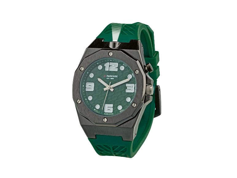 Herenhorloge met donkergroene wijzerplaat en band, met prominente cijfers en wijzers.