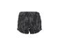 Zwarte sportshort met abstract camouflagepatroon, achteraanzicht.