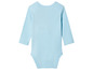 Een lichtblauwe baby romper met lange mouwen.
