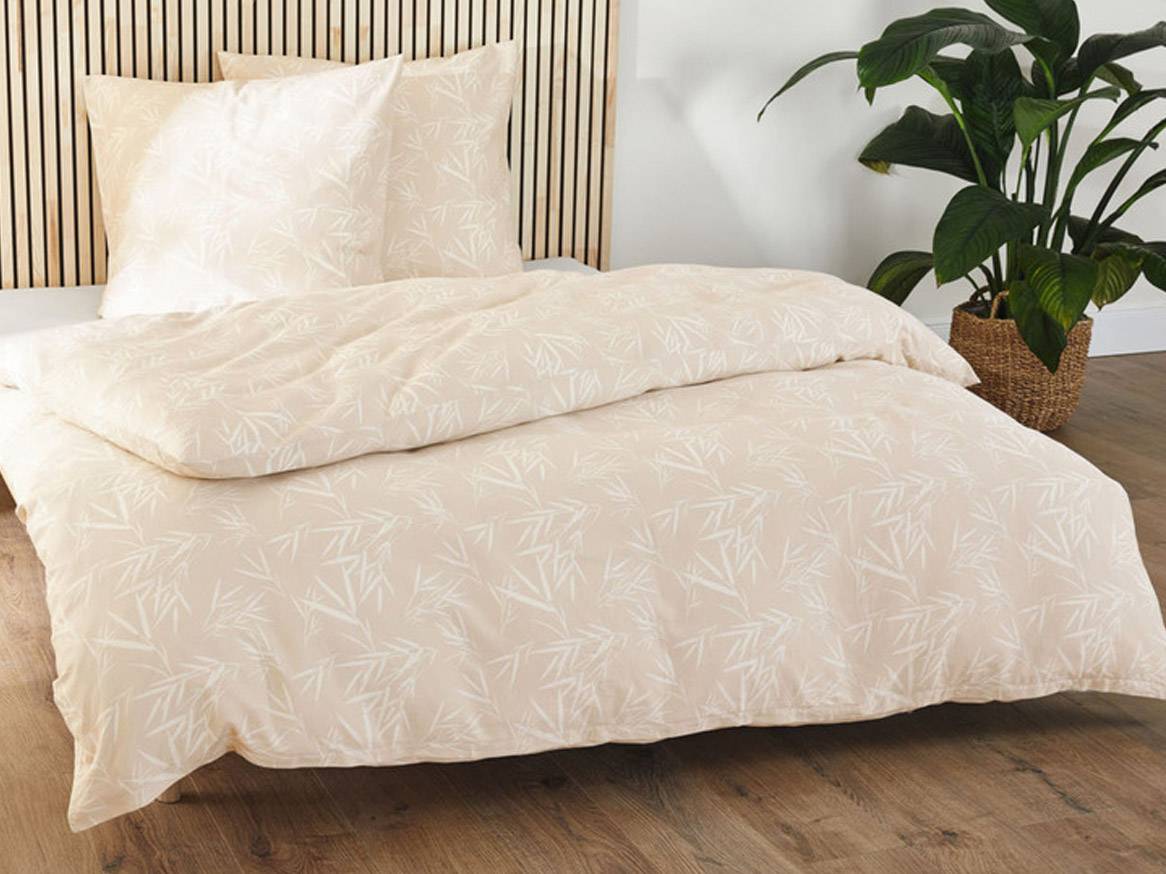 Beige beddengoed met bamboe print.