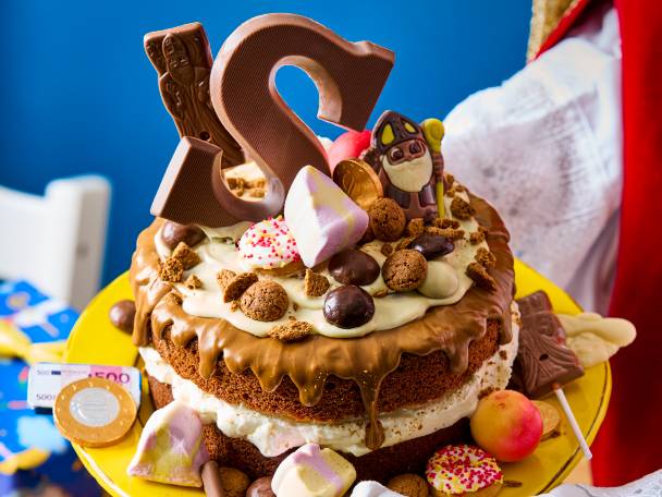 Feestelijke Sinterklaastaart met chocoladeletters, pepernoten en marsepein