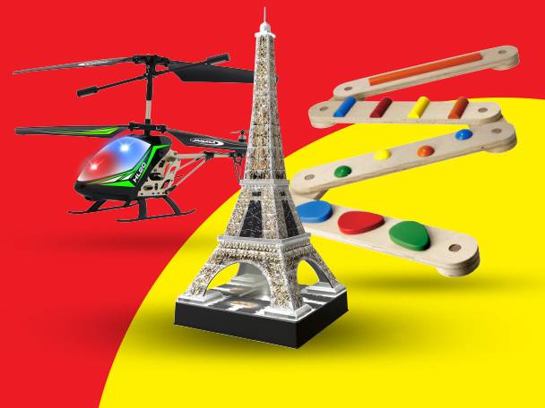 Een speelgoedhelikopter, Eiffeltoren en houten speelgoed op een rood-gele achtergrond.