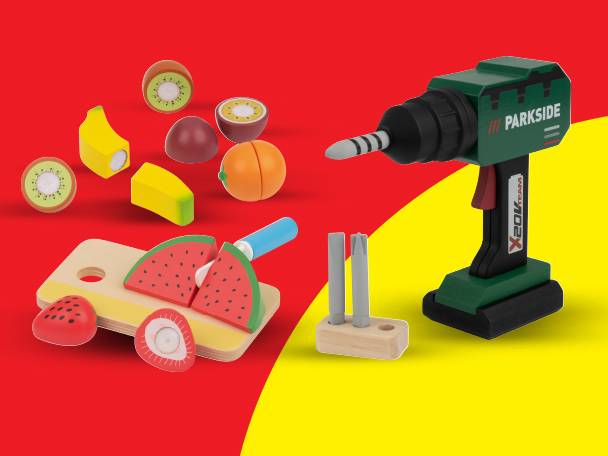 Houten speelgoedfruit en een Parkside speelgoedboormachine op een rood en geel vlak.