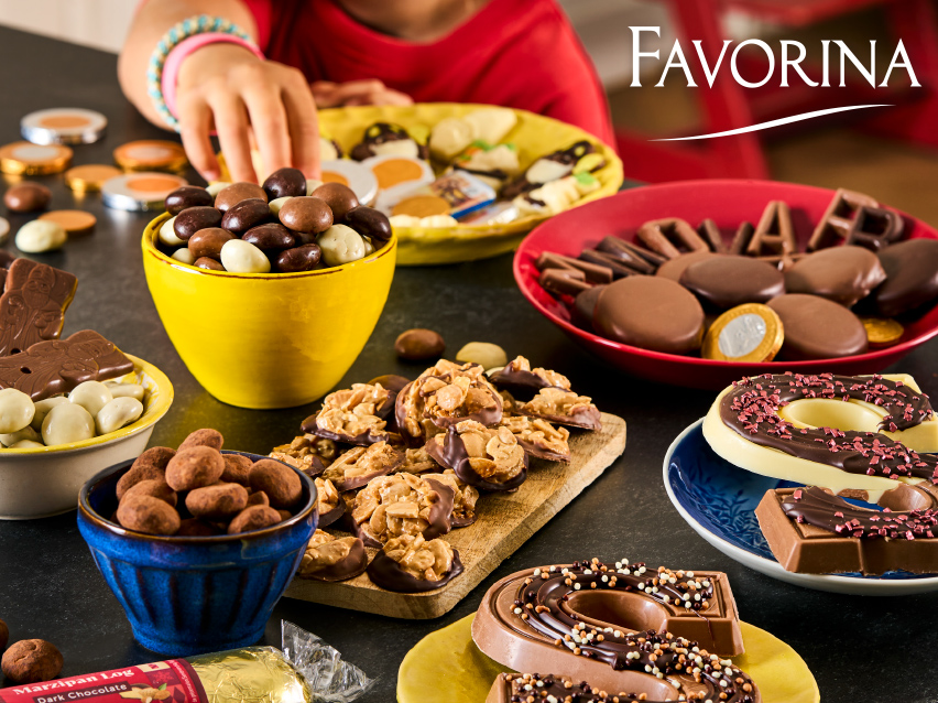 Een feestelijke selectie van chocoladeletters, marsepein en diverse chocoladetraktaties.