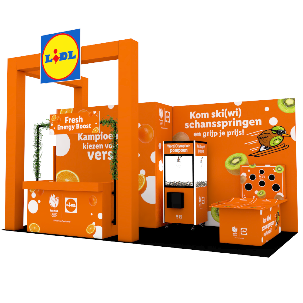 Een oranje stand met fruit, een grijpmachine en een skischansspel, met de tekst 'Fresh Energy Boost'.