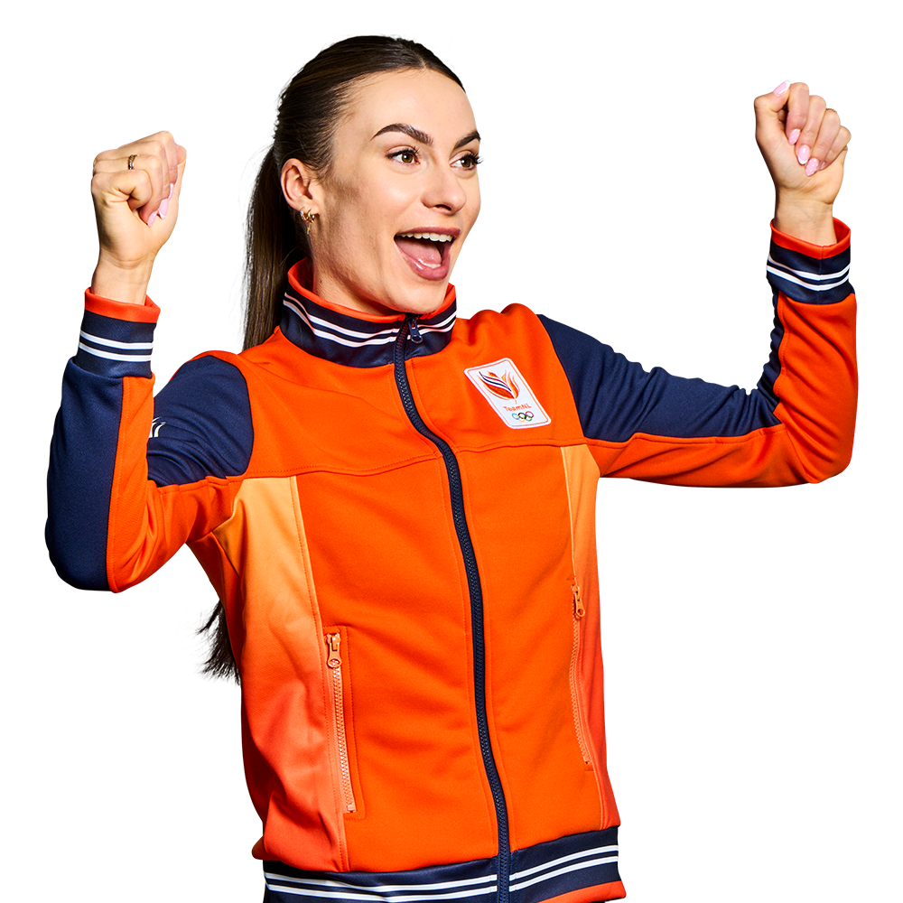 Vrouw in oranje en blauw sportjack met juichende armen omhoog.