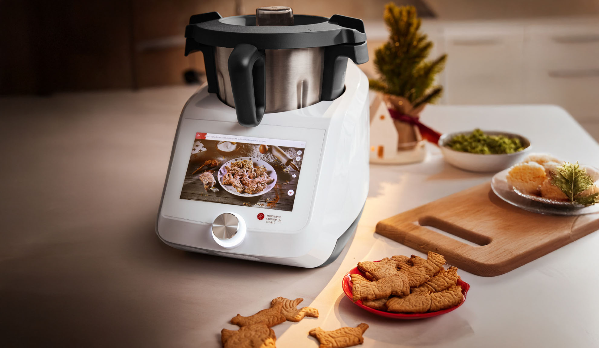 Monsieur Cuisine Smart keukenmachine met touchscreen, koekjes en kerstdecoratie.