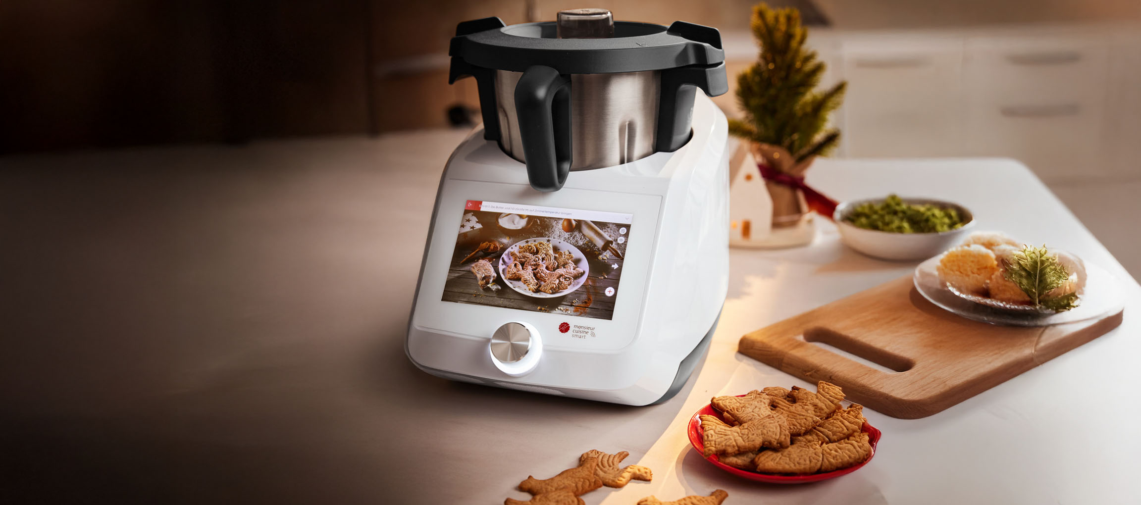 Monsieur Cuisine Smart keukenmachine met kerstkoekjes en feestelijke decoratie.