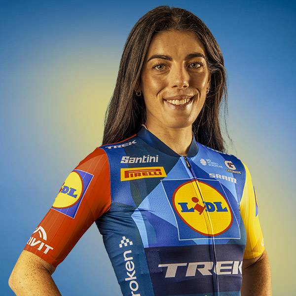 Vrouw in een blauw en geel wielershirt met een supermarktlogo