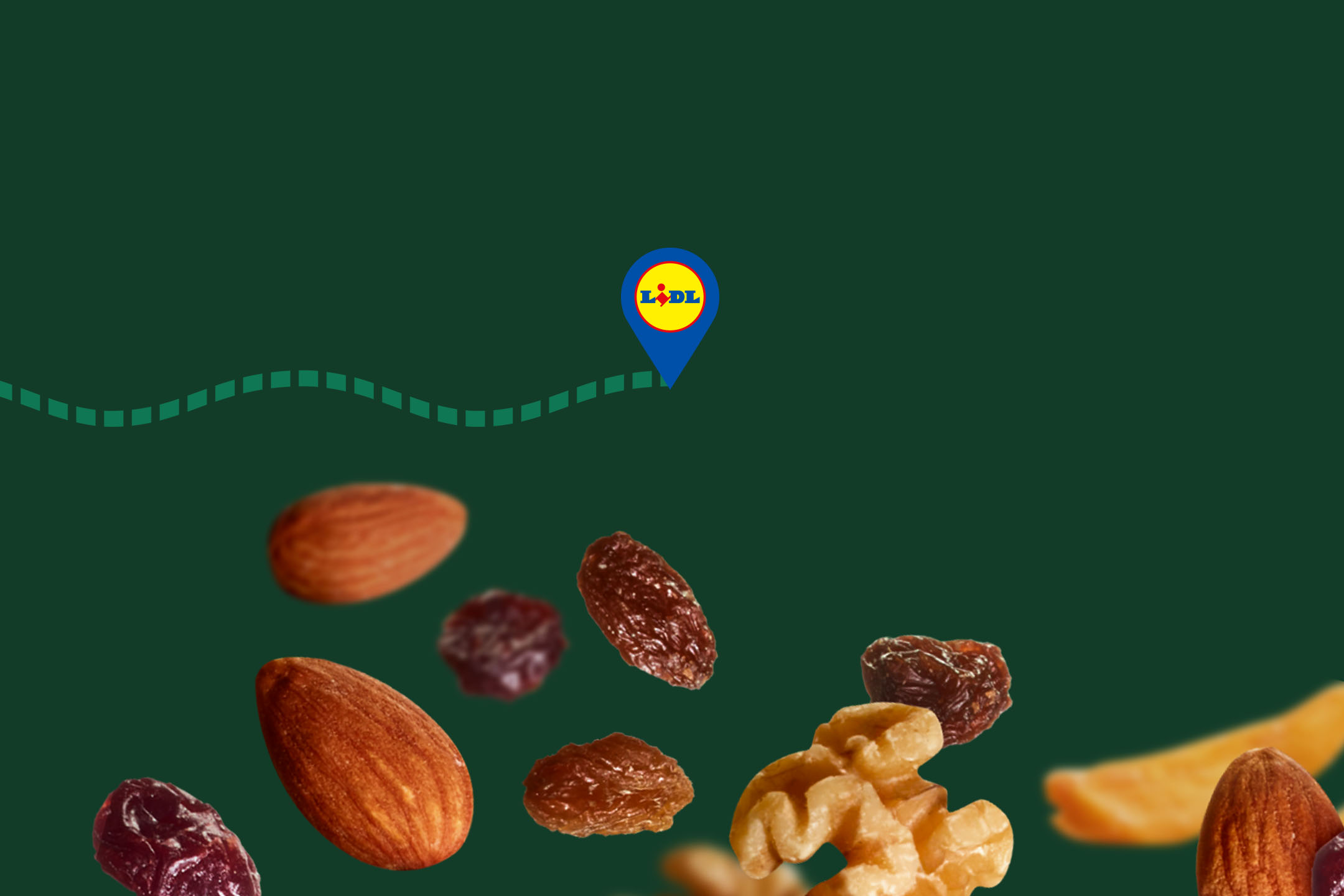 Noten en gedroogd fruit, zoals amandelen, rozijnen en walnoten, op een groene achtergrond.