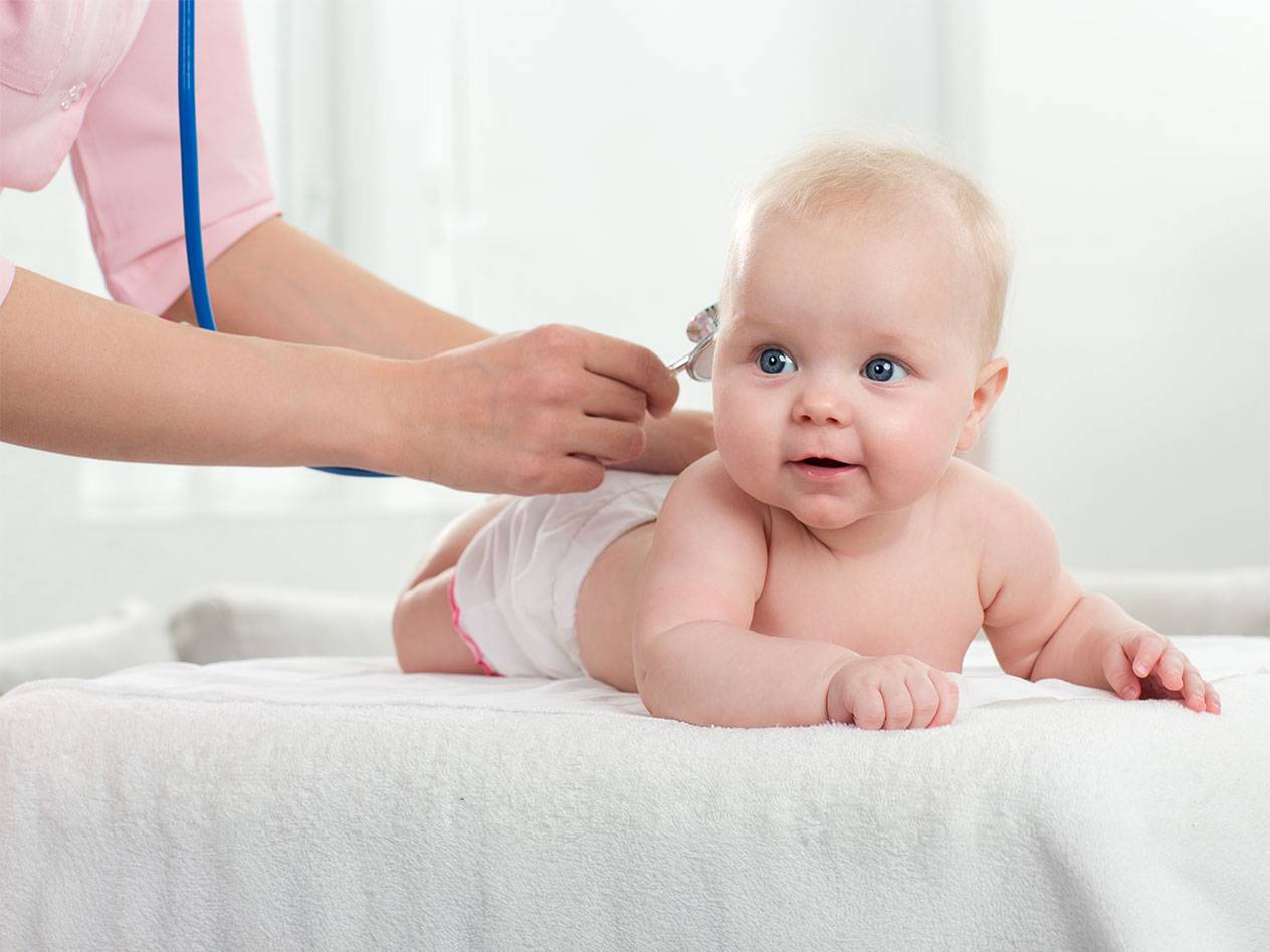 Babyonderzoek met stethoscoop.