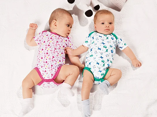 Baby-body's met hartjes en voertuigprintjes.