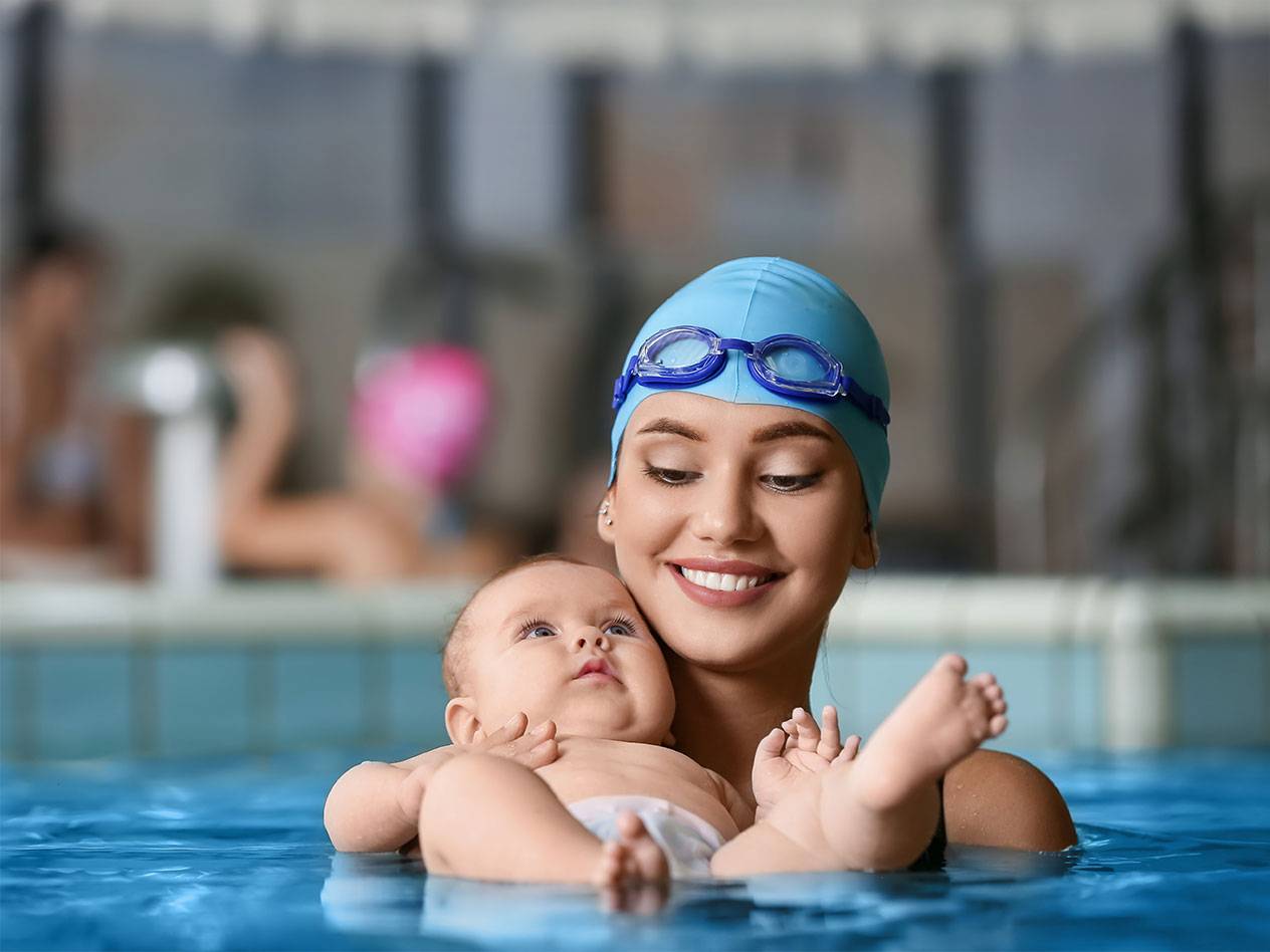 Moeder en baby in zwembad.