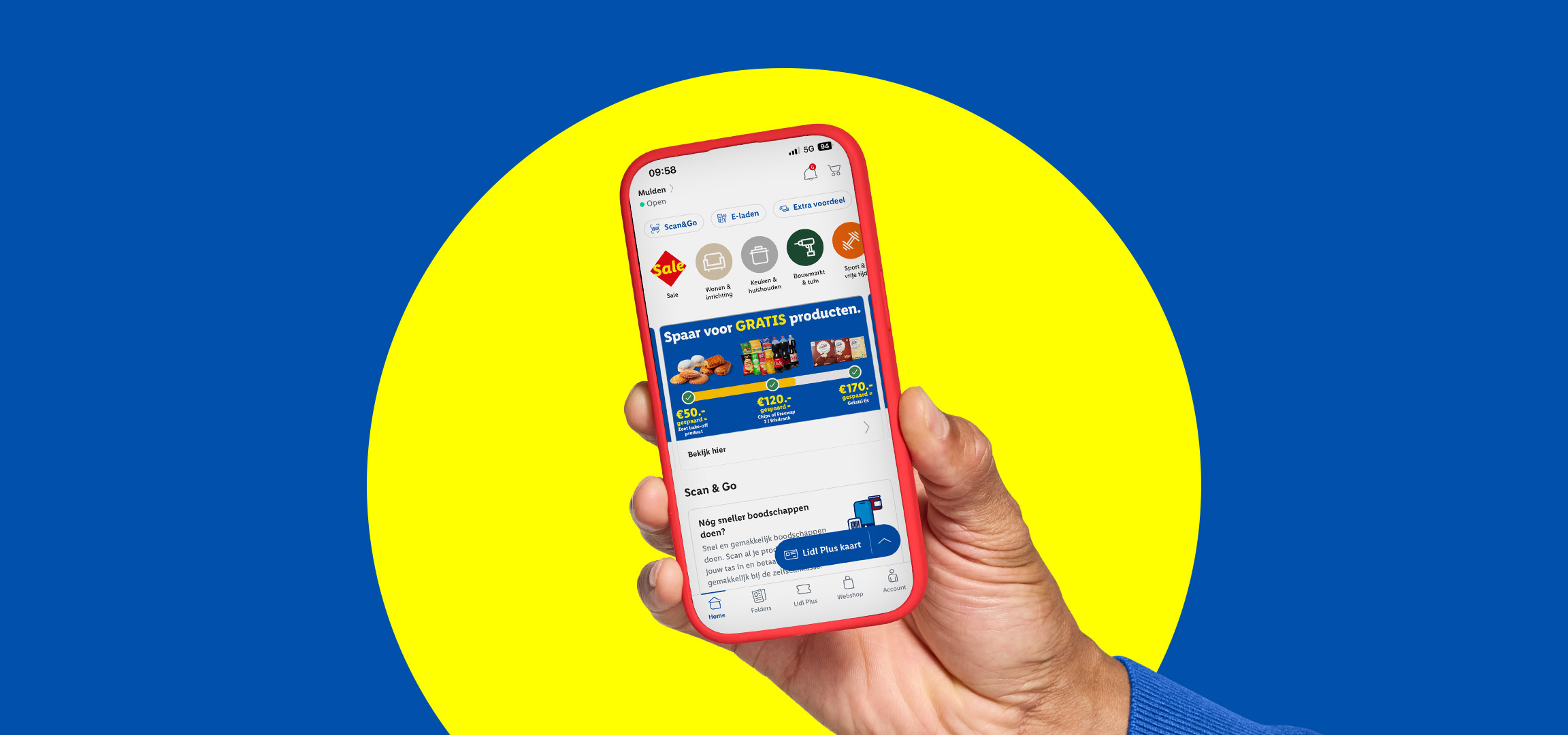 Een hand houdt een smartphone vast met de Lidl Plus app open, met aanbiedingen voor gratis producten en Scan & Go.