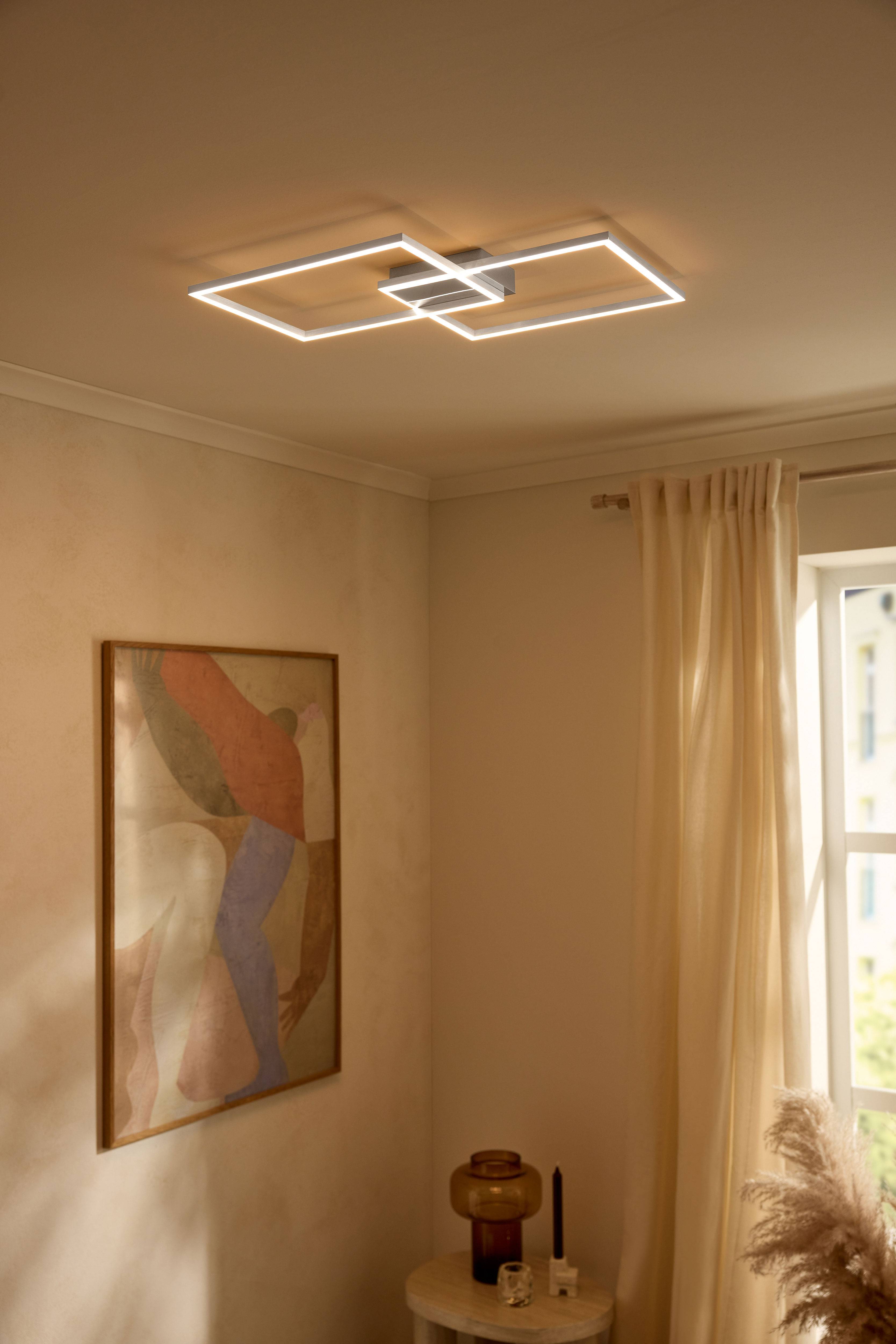 Moderne LED plafondlamp in rechthoekige vormen verlicht een beige kamer.