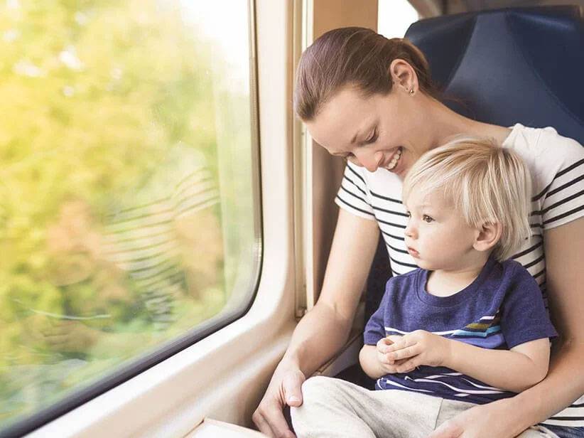 Moeder en kind op treinreis.