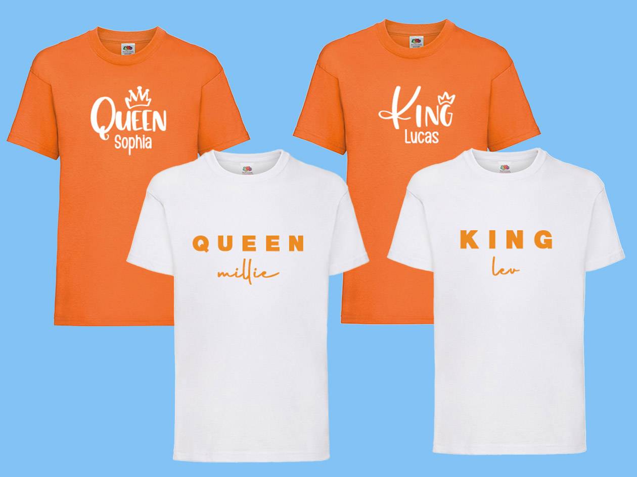 Vier T-shirts: twee oranje met 'Queen Sophia' en 'King Lucas', en twee witte met 'Queen Millie' en 'King Lev'.