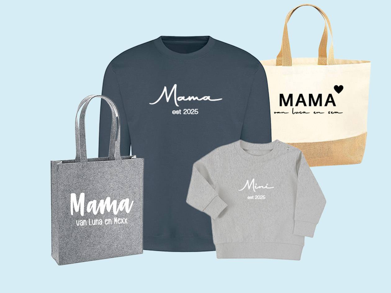 Een donkerblauw sweatshirt en een grijs baby sweatshirt met 'Mama est 2025' en 'Mini est 2025', samen met twee tassen met 'Mama' opdruk.