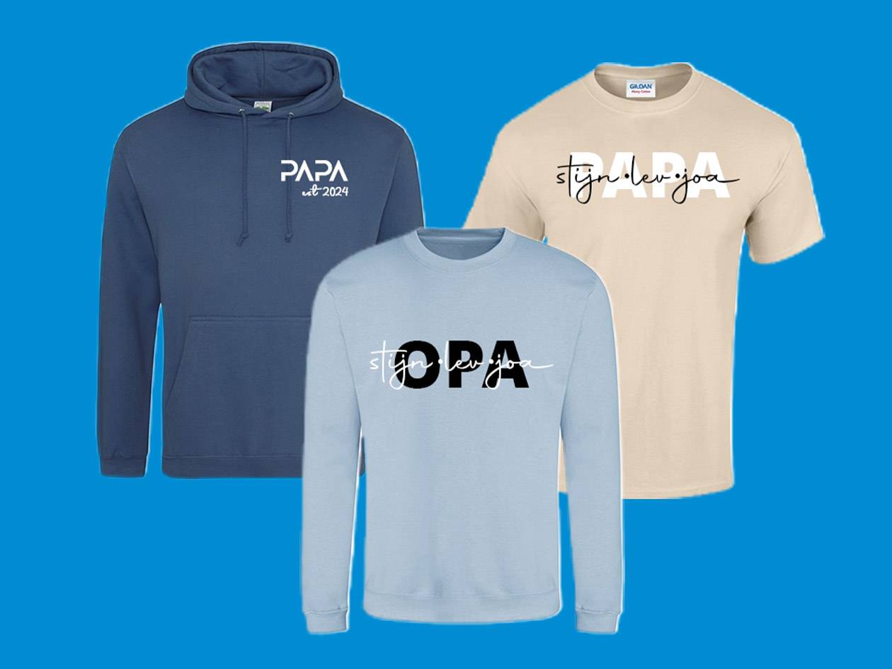 Drie kledingstukken: een blauwe hoodie met 'PAPA est 2024', een beige T-shirt en een lichtblauwe sweater met 'stijn lev joa'.