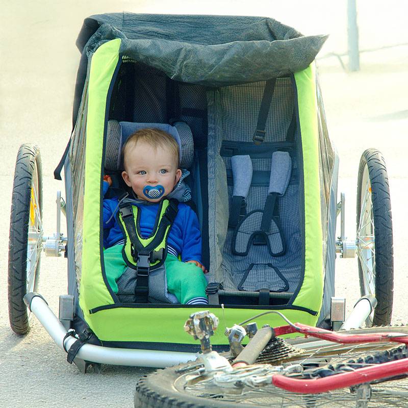 Baby in een fietskar.