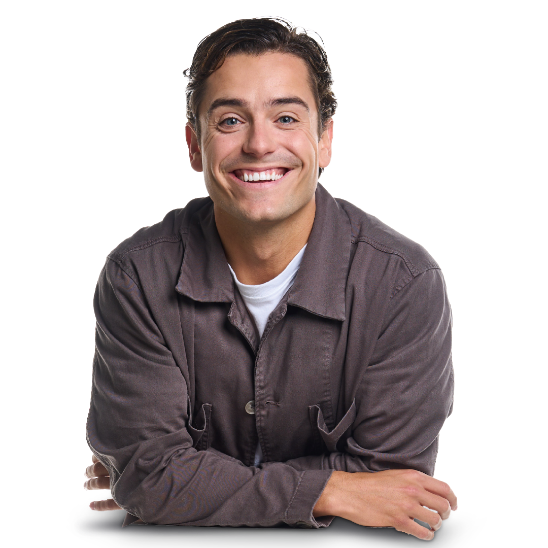 Lachende man in een werkjas.