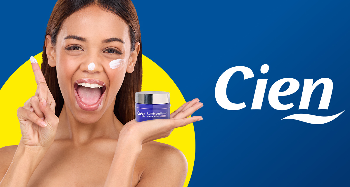 Vrouw brengt Cien Luminous Beauty crème aan.