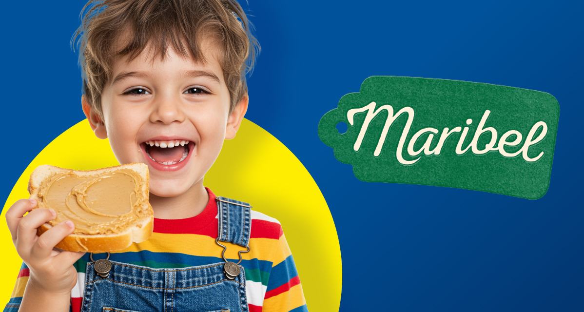 Kind eet een Maribel pindakaassandwich.