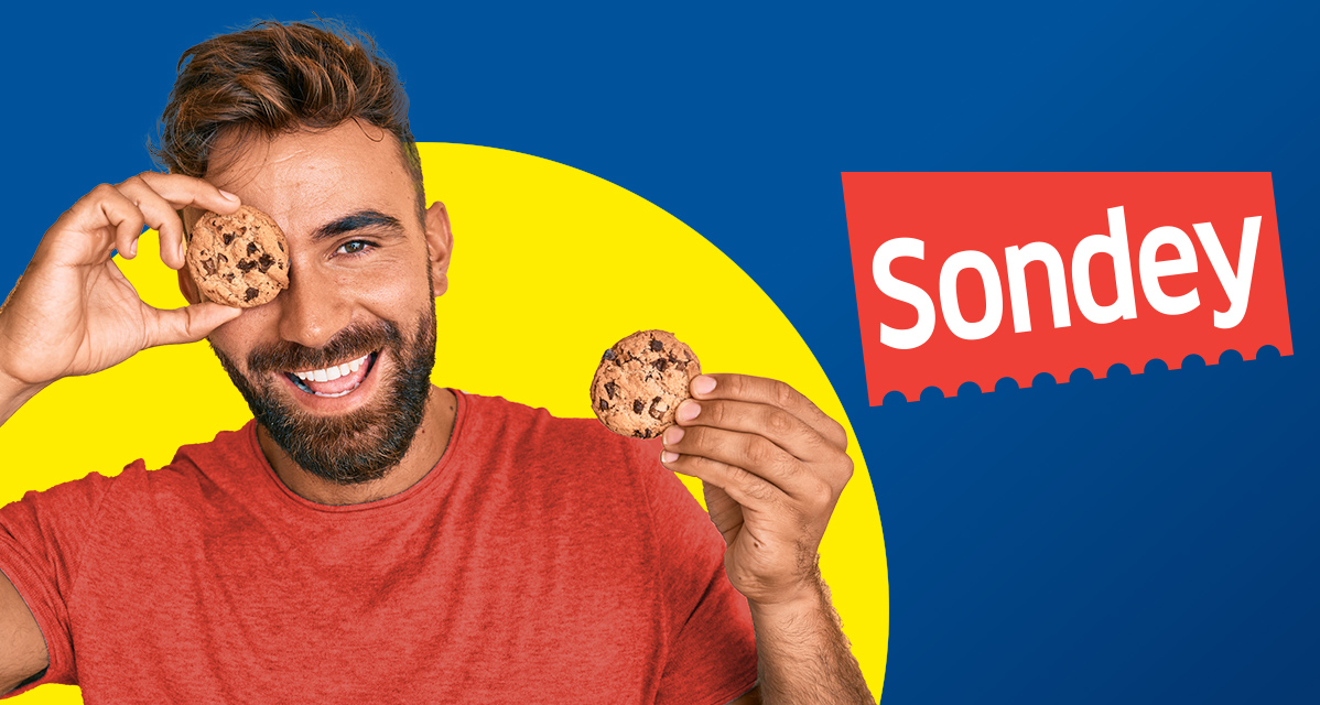 Sondey koekjes: een man geniet van chocolade koekjes.
