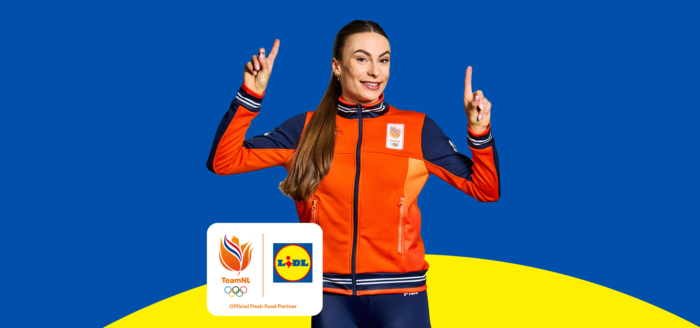 Vrouw in sportkleding juicht, met logo's van TeamNL en een supermarktketen, en de tekst 'Official Fresh Food Partner'.
