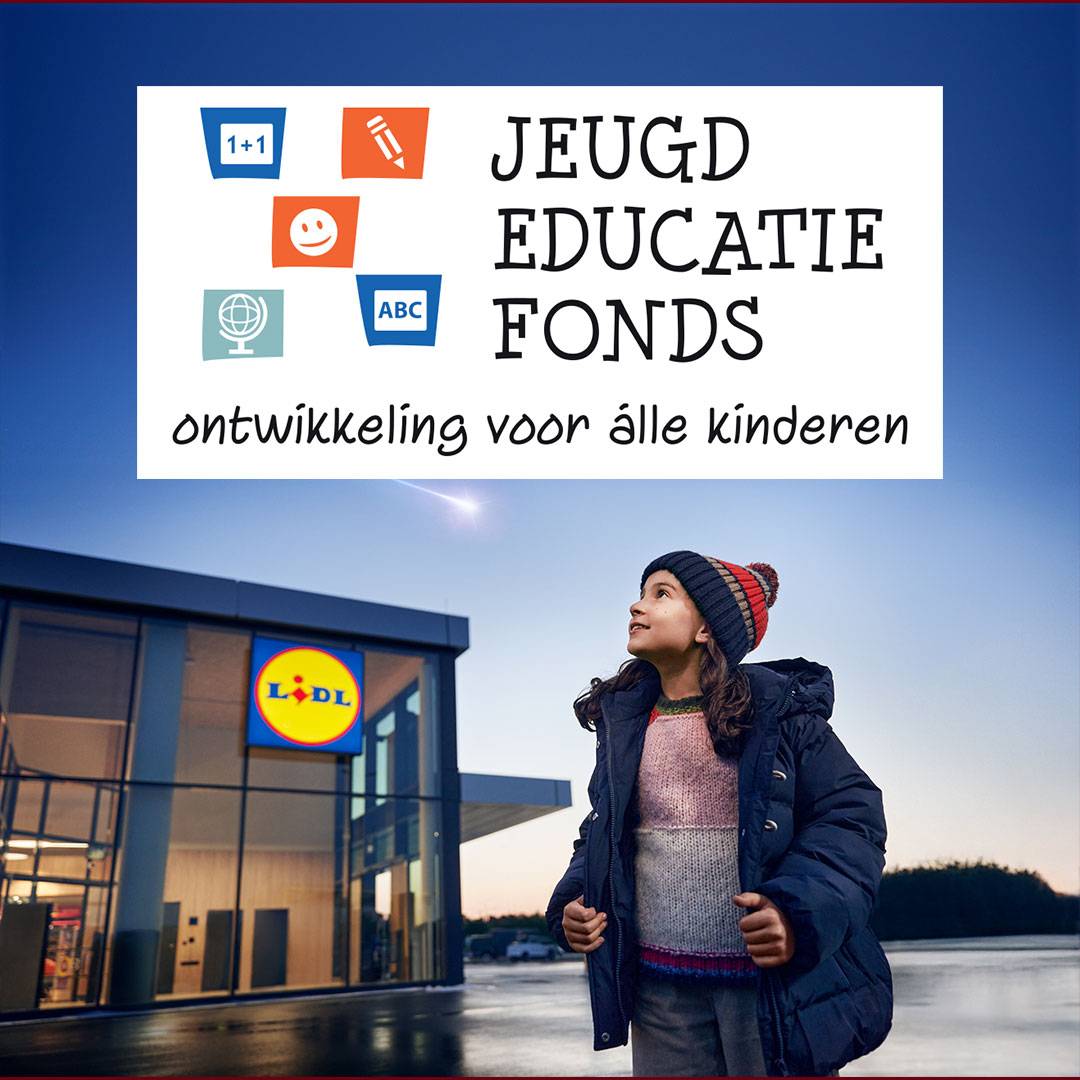 Meisje kijkt omhoog naar de lucht met het logo van Jeugd Educatie Fonds en Lidl op de achtergrond.