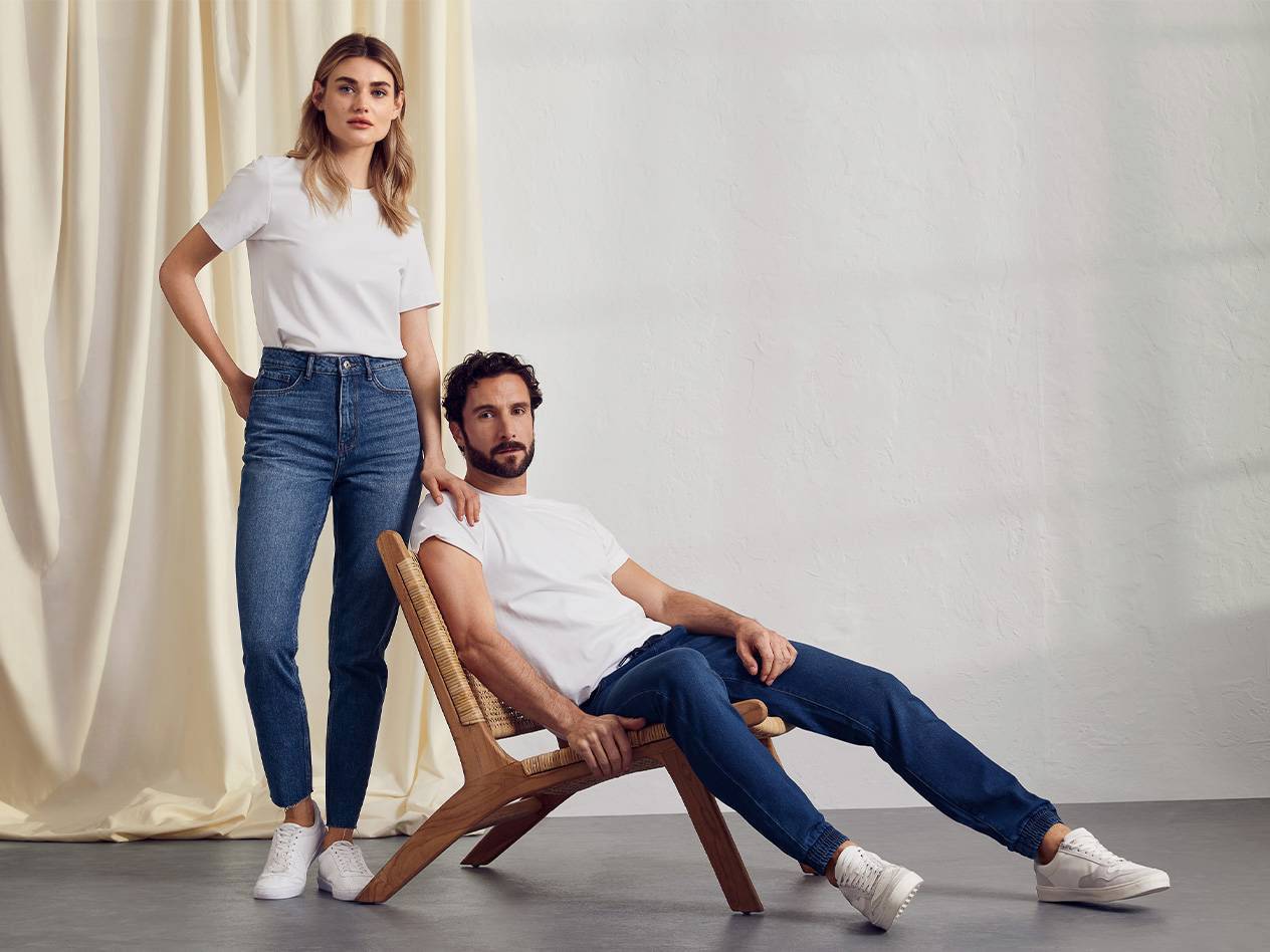 Jeans en t-shirts: een moderne stijl.