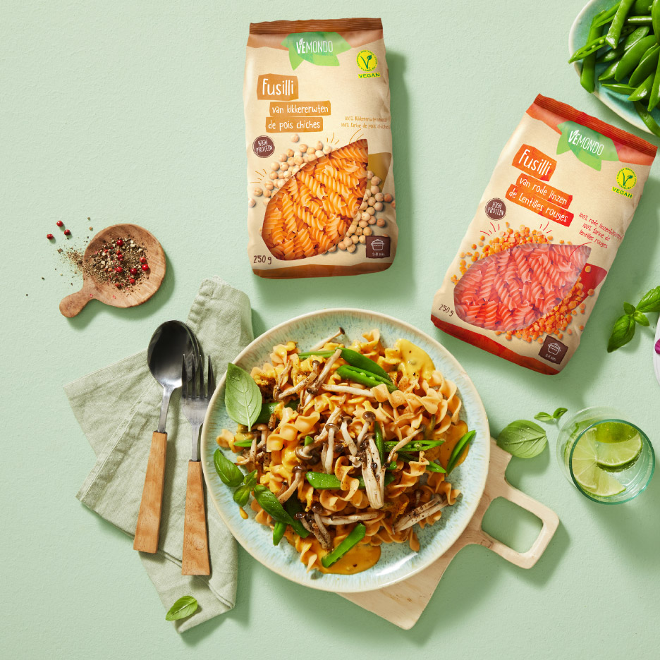 Vemondo fusilli van kikkererwten en rode linzen met een pastagerecht.