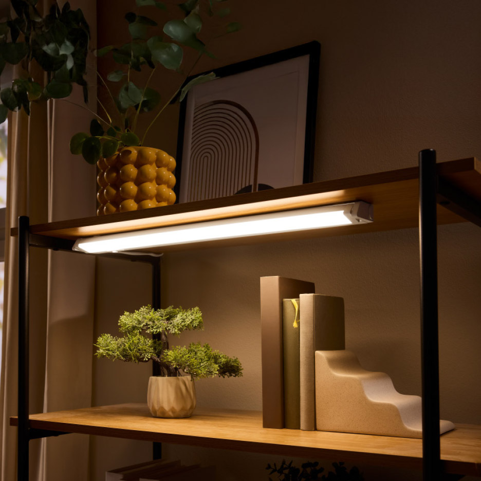 Boekenkast met LED-onderbouwlamp, planten en decoratie
