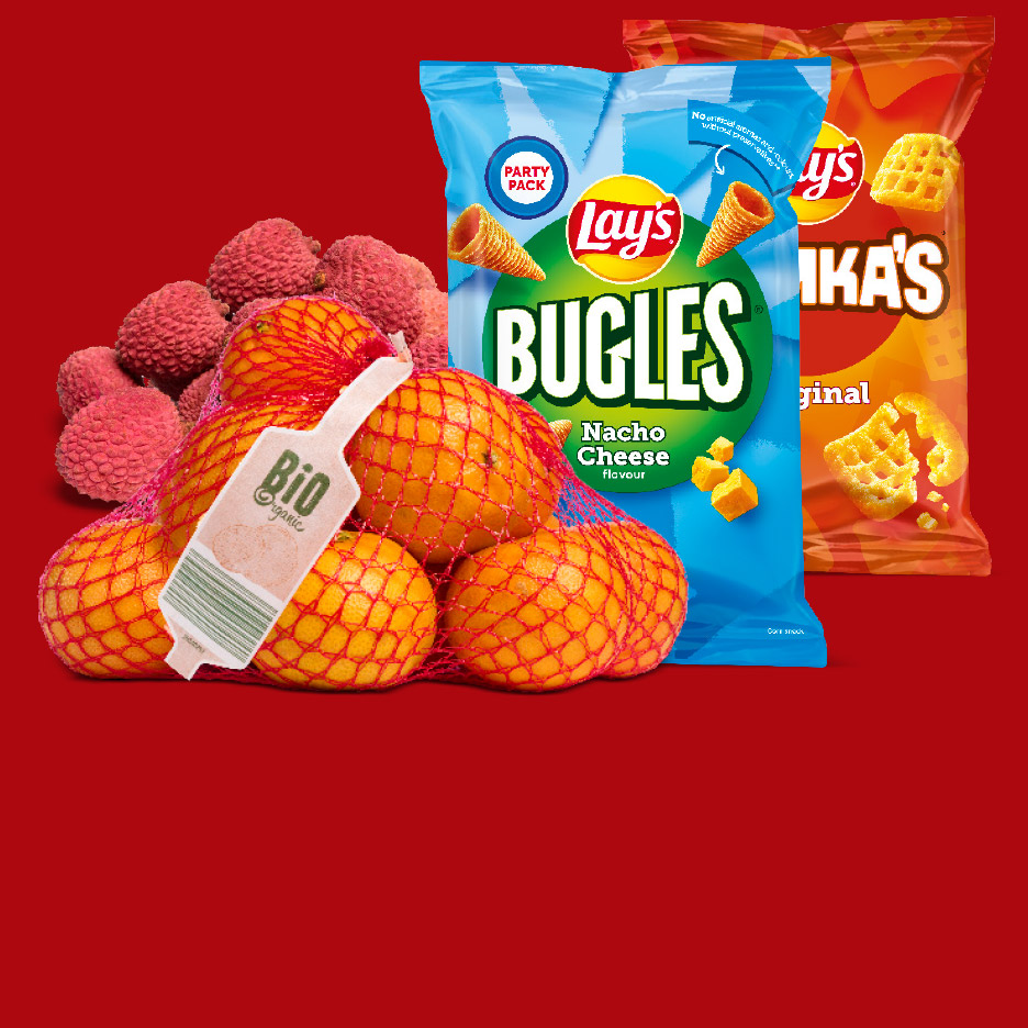 Lay's Bugles Nacho Cheese chips, Lay's Mika's chips, lychees en mandarijnen in een net.