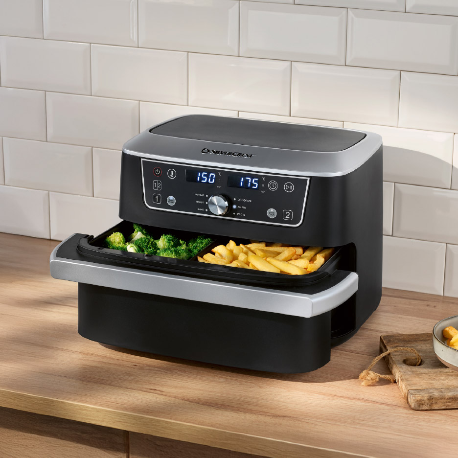 SilverCrest heteluchtfriteuse met twee manden, gevuld met broccoli en frietjes.