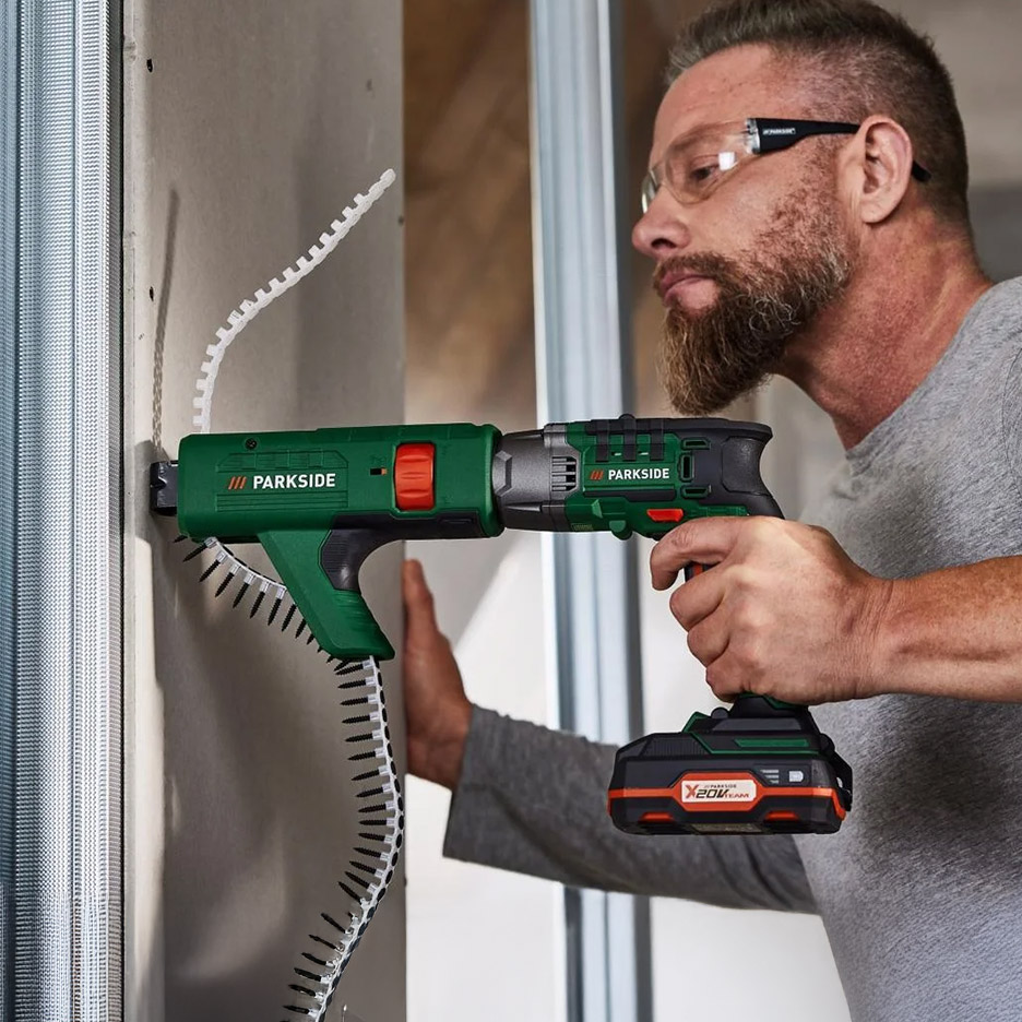 Man gebruikt een Parkside accuschroefmachine met schroefband voor gipsplaatmontage.