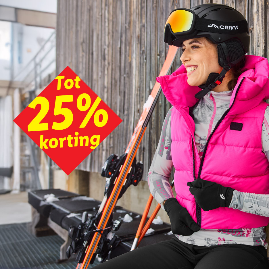 Vrolijke vrouw in roze ski-outfit met helm en skibril, naast ski's, met 25% korting.