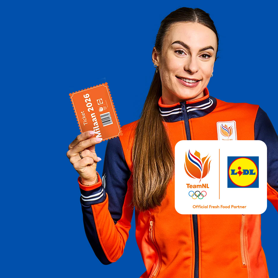 Vrouw in sportkleding toont twee oranje tickets voor Milaan 2026