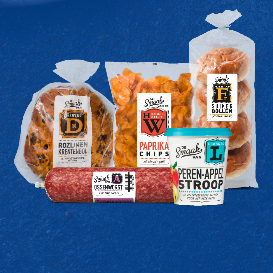 Een assortiment Dutche streekproducten, waaronder krentenbollen, paprika chips, ossenworst, suikerbollen en peren-appelstroop.