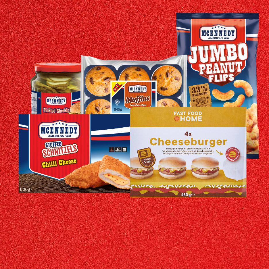 Een assortiment Amerikaanse producten, waaronder pindaflips, muffins, gevulde schnitzels, augurken en cheeseburgers.