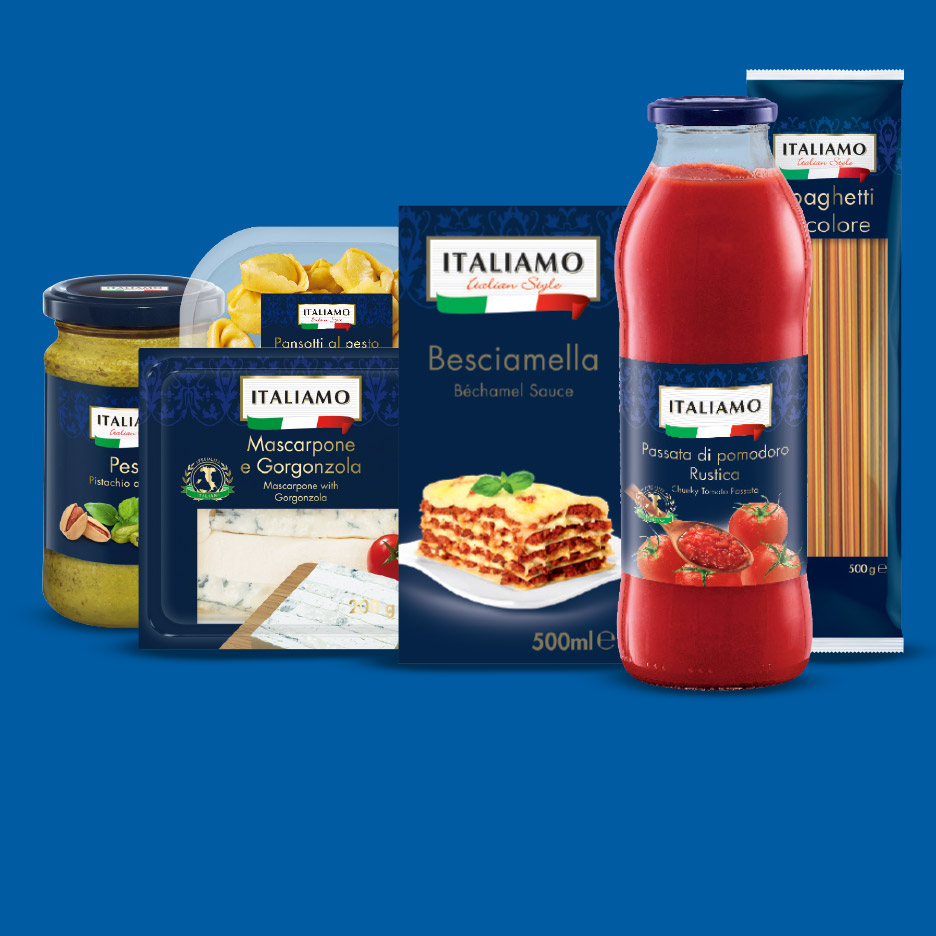 Een assortiment Italiaanse producten, waaronder tomatenpassata, bechamelsaus, pasta, pesto en kaas.
