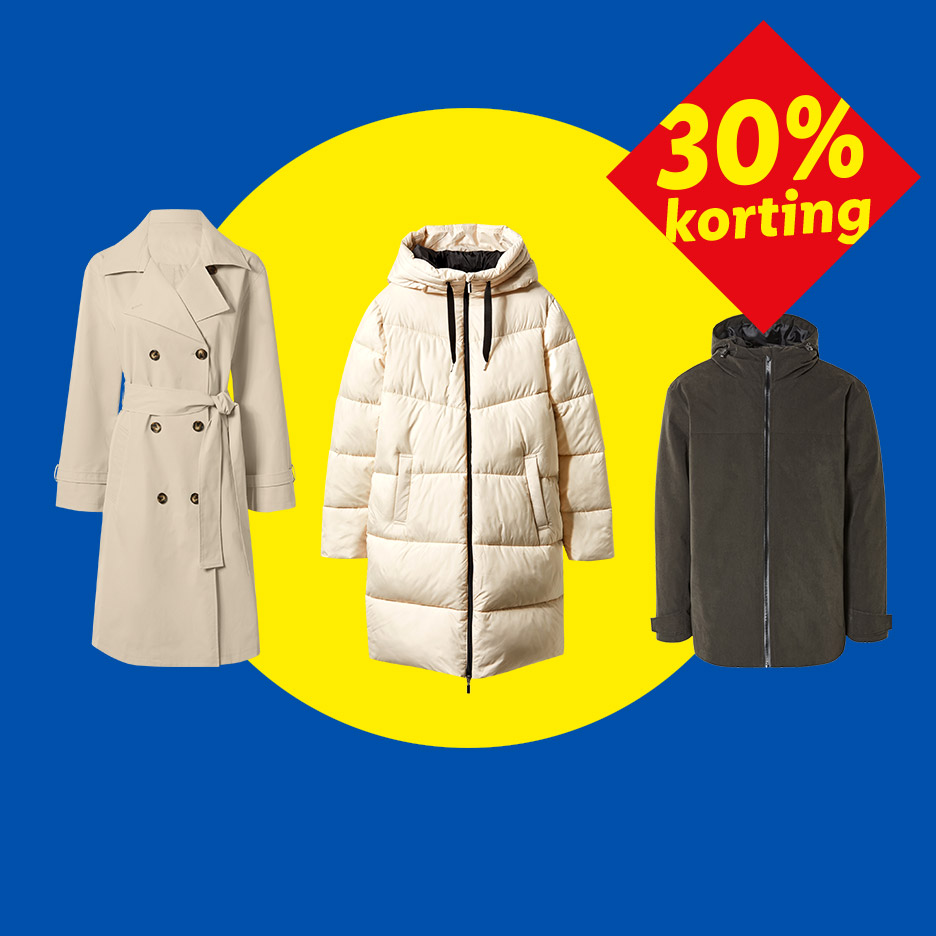 Drie jassen: een beige trenchcoat, een crèmekleurige gewatteerde jas en een donkergroene jas, met 30% korting.