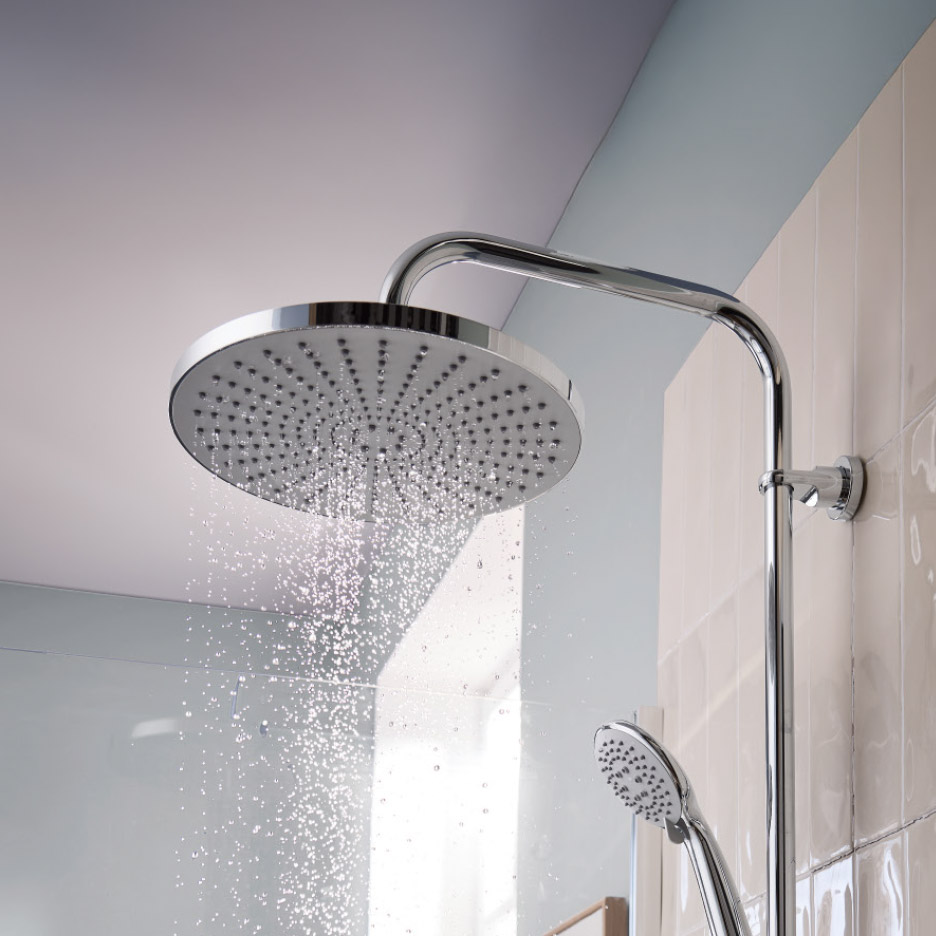 Een chromen regendouchekop met waterstralen en een handdouche in een badkamer.